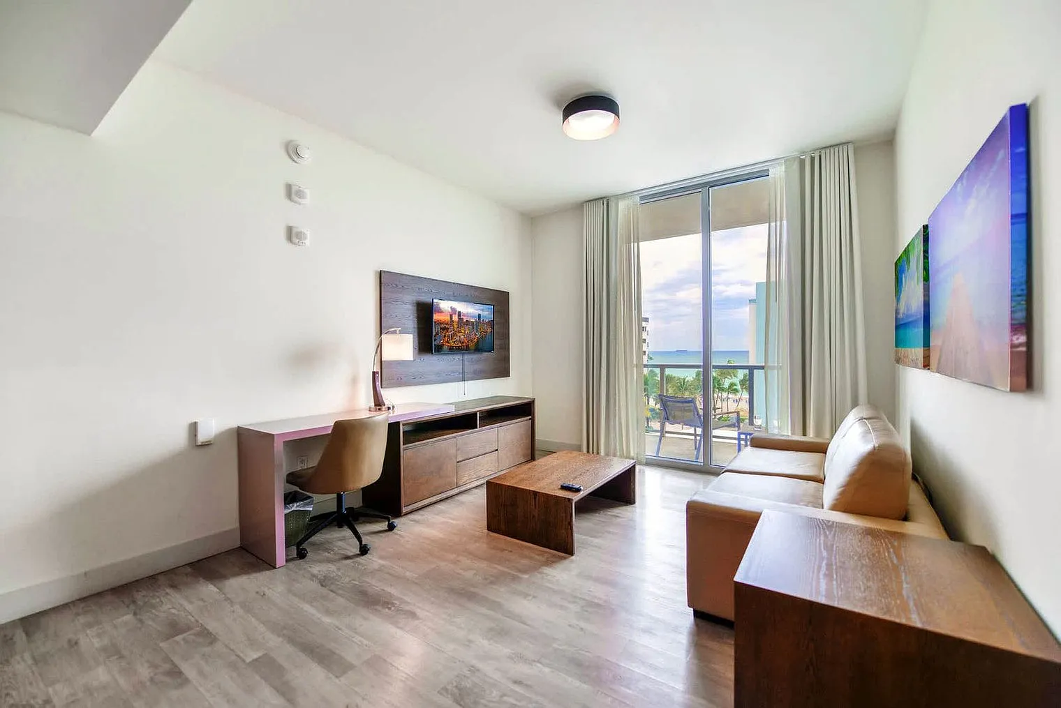 2 bed, 2.0 bath, 947 sqft, $5,776 — Photo 2