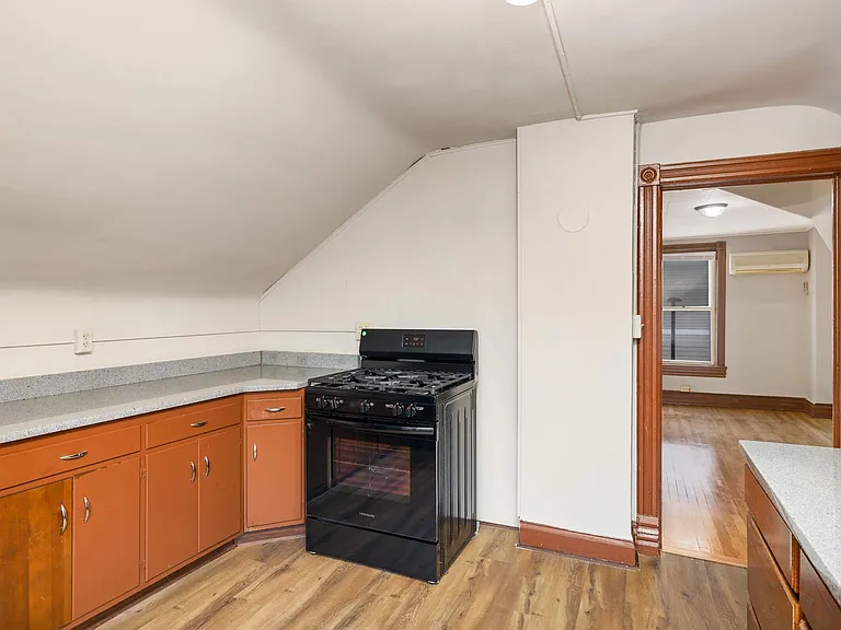 375 Erie St — Photo 4