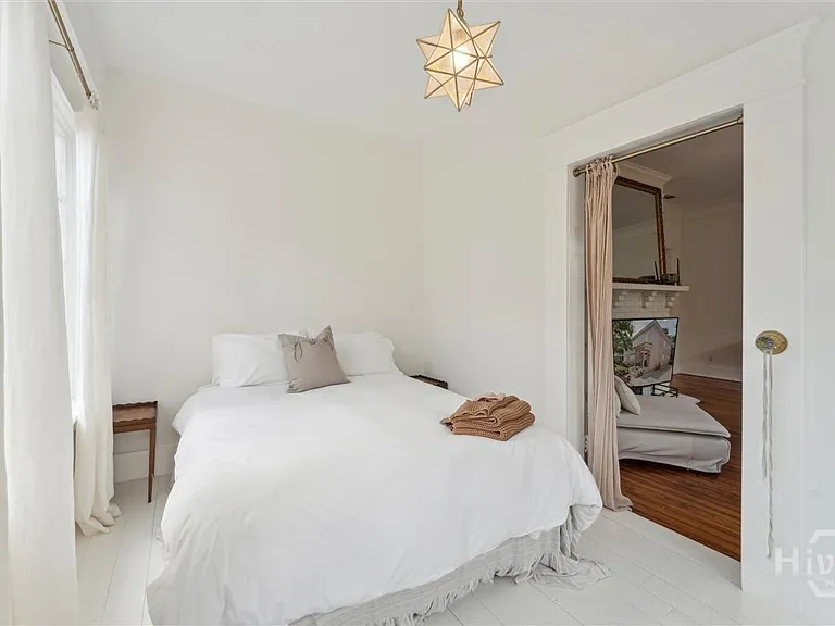 211 W 40th St #B — Photo 10