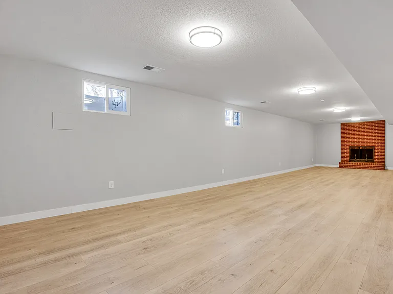 1537 S Jamaica St — Photo 16
