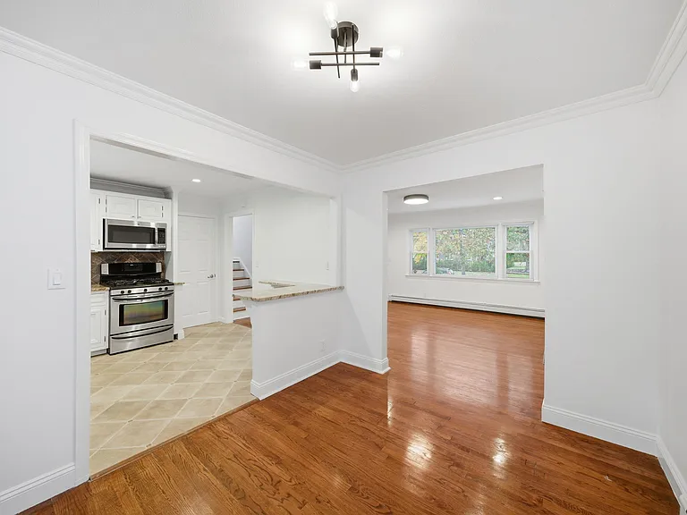 10 Lloyd Ave — Photo 13