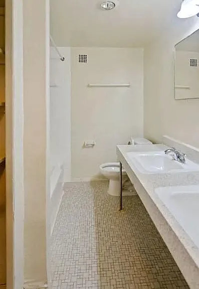 Large bathroom with two sinks and tub