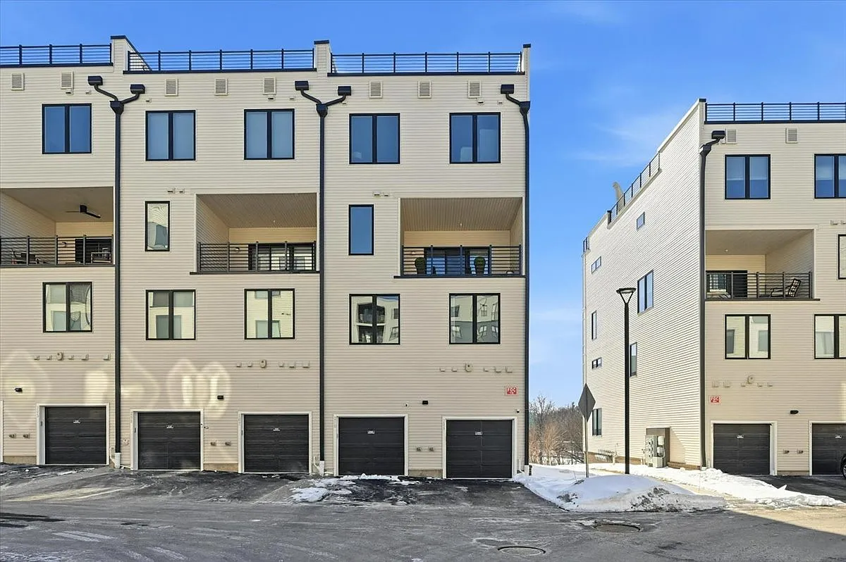 3 bed, 2.5 bath, 2000 sqft, $4,400 — Photo 3
