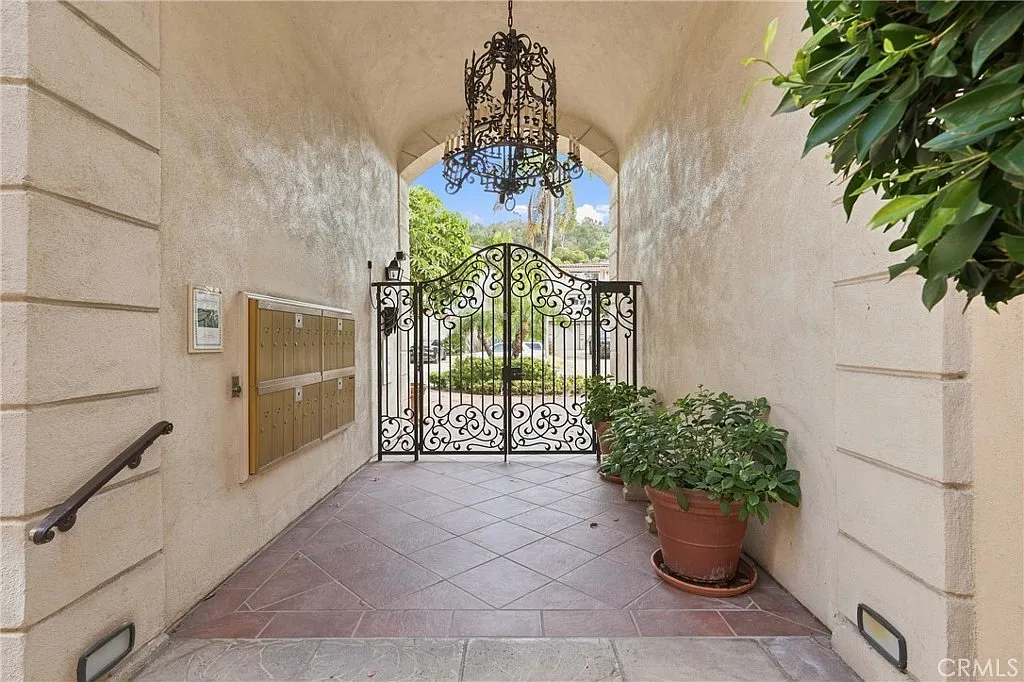 2 bed, 1294 sqft, $4,300 — Photo 3