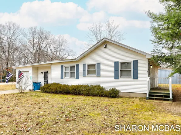 707 N Maple St, Saugatuck, MI 49453