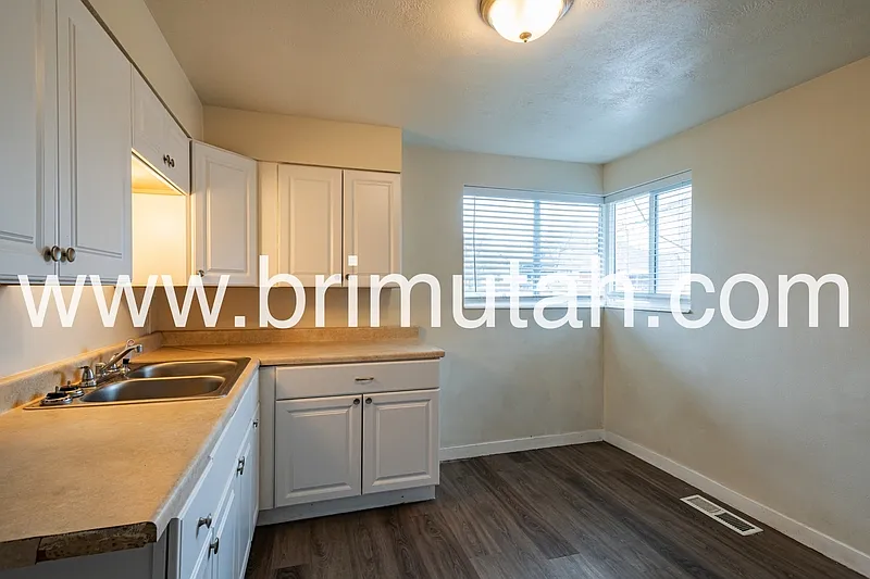 3 bed, 1.0 bath, 900 sqft, $1,250 — Photo 3
