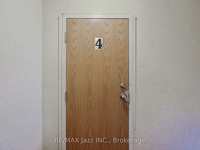 366 Mary St N #4 — Photo 2