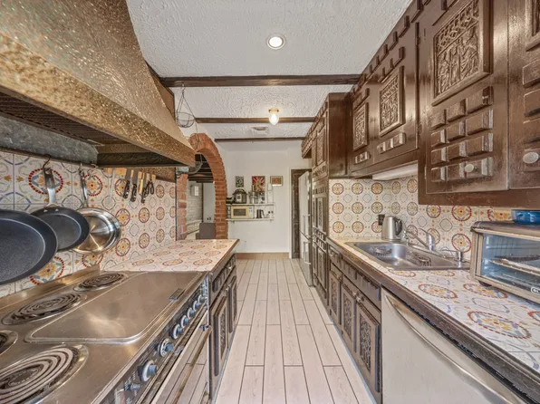 75-27 Furmanville Avenue image 5 of 19