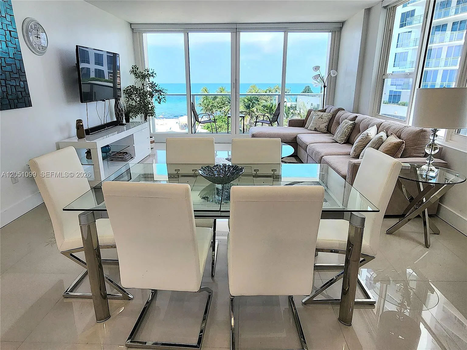 Alexander Towers Condo — Photo 3
