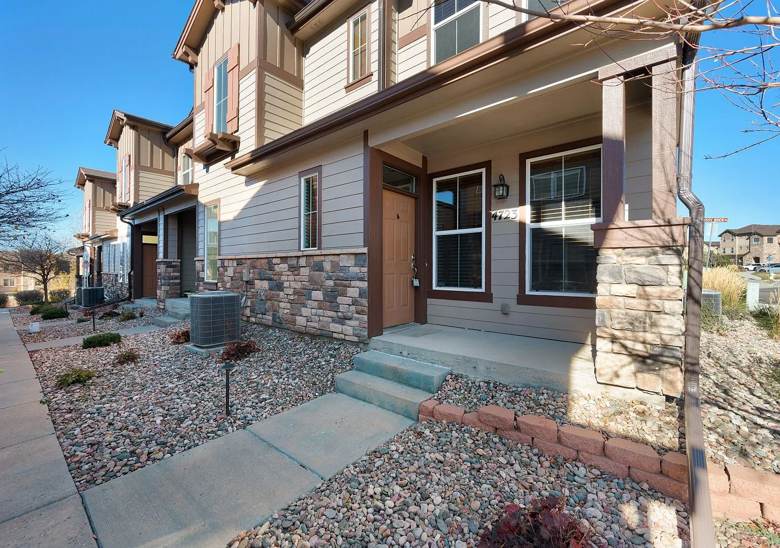 Beautiful 2 bdrm end unit with attach 2 car garage — Photo 2