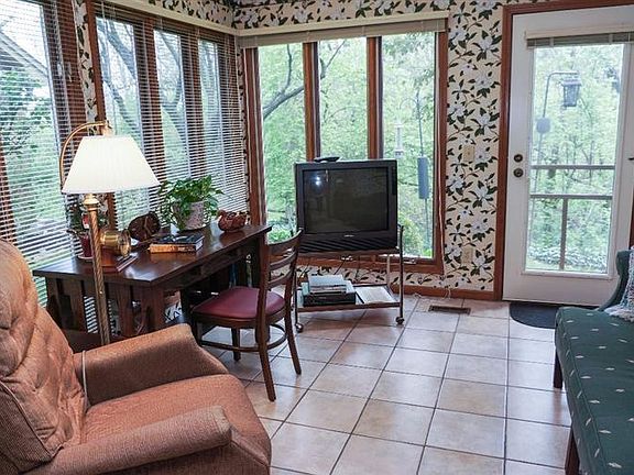 5th image of 682 Renolda Woods Ct