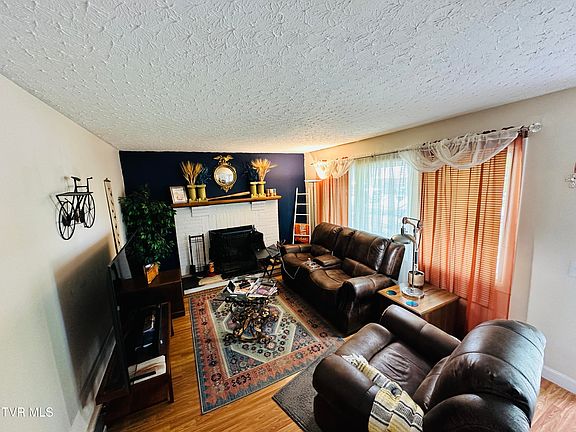 4th image of 312 Lowry Dr SW