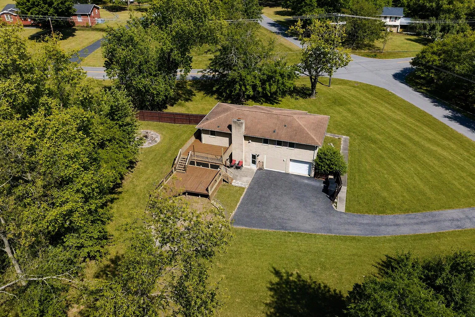 4 bed, 2.5 bath, 2282 sqft, $2,400 — Photo 3