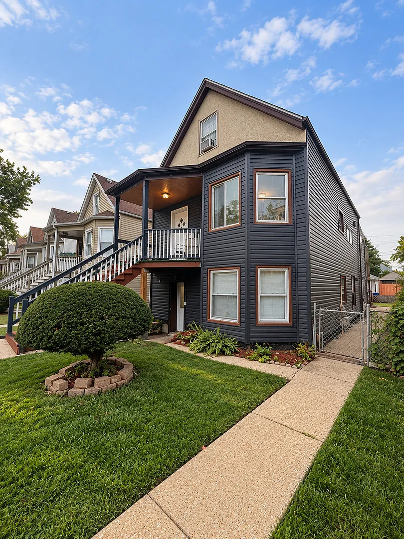 3 bed, 570 sqft, $1,900 — Photo 1