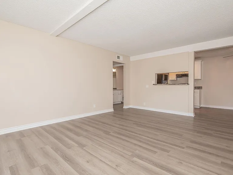 Raintree Apartment Homes — Photo 37