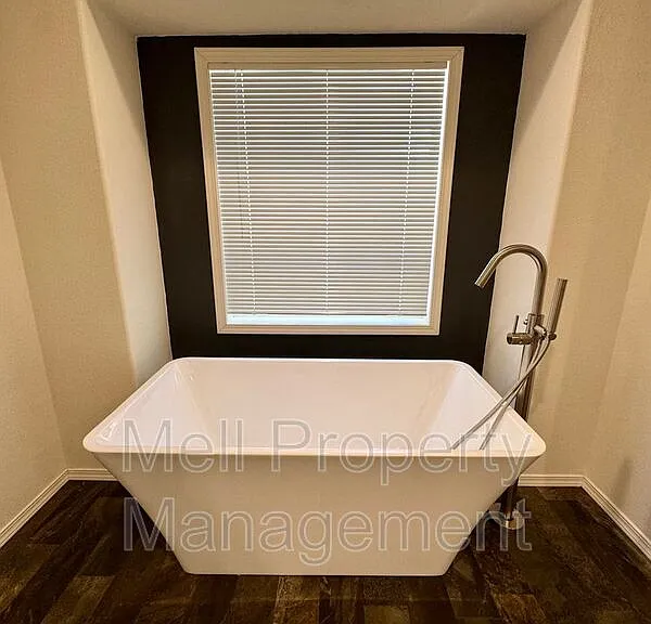 191 E Parkway Blvd — Photo 11