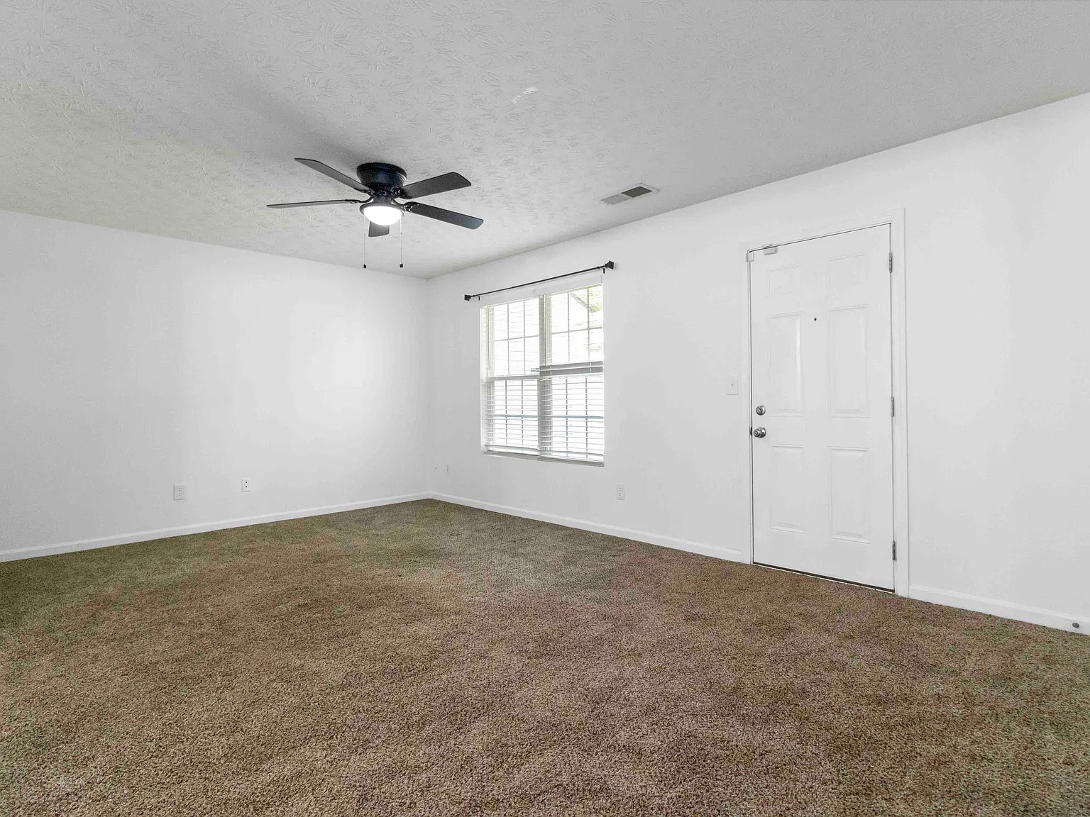 3 bed, 2.5 bath, 1424 sqft, $1,895 — Photo 3