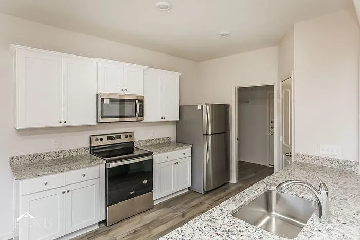2033 Hialeah Dr — Photo 2