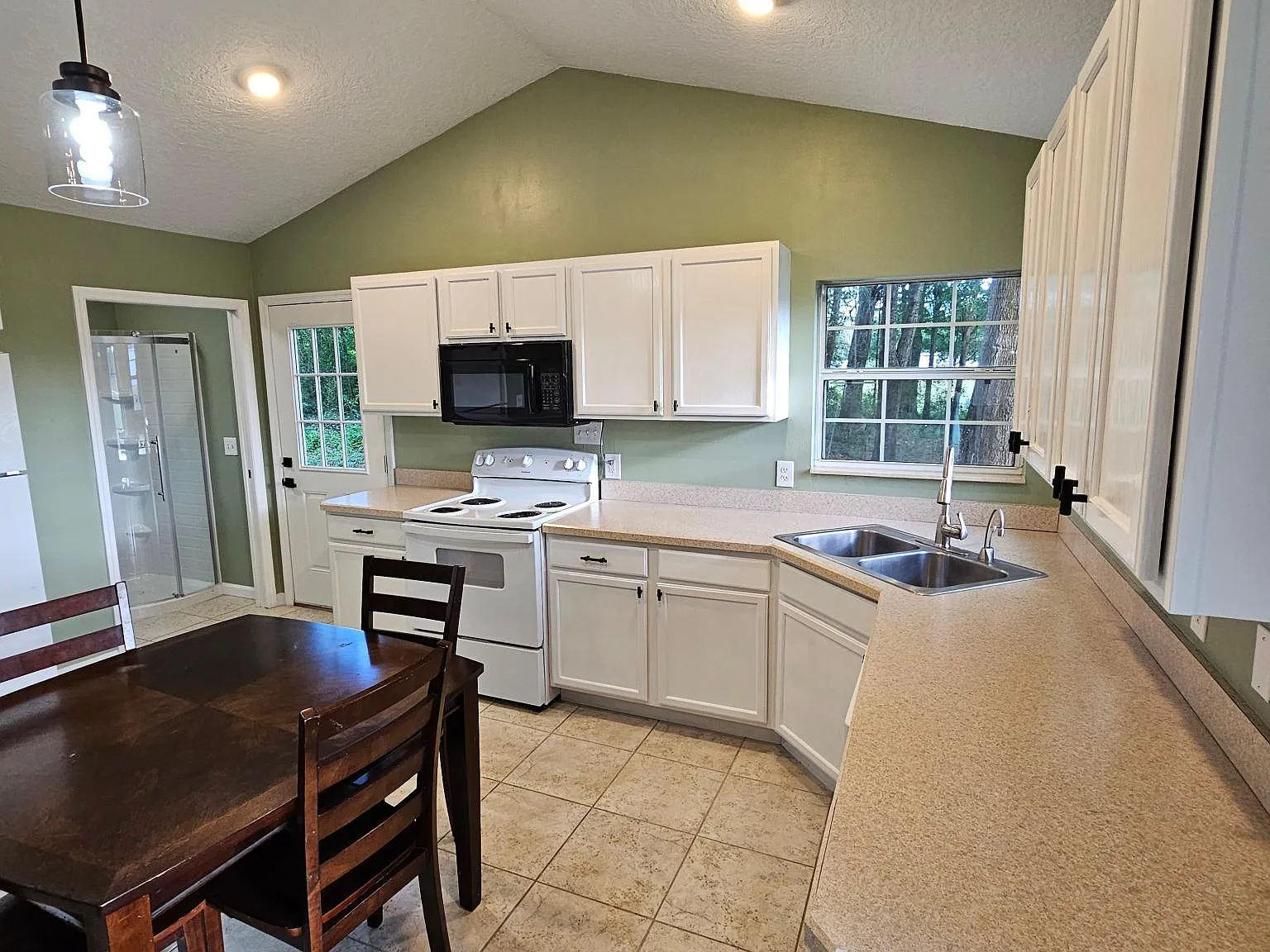 389 SW Kemp Ct — Photo 3