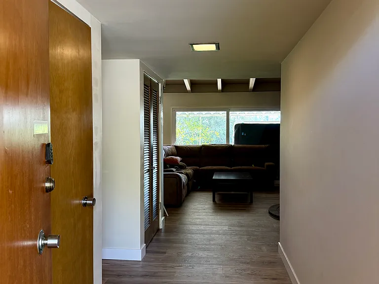 21451 Salamanca Ave — Photo 4
