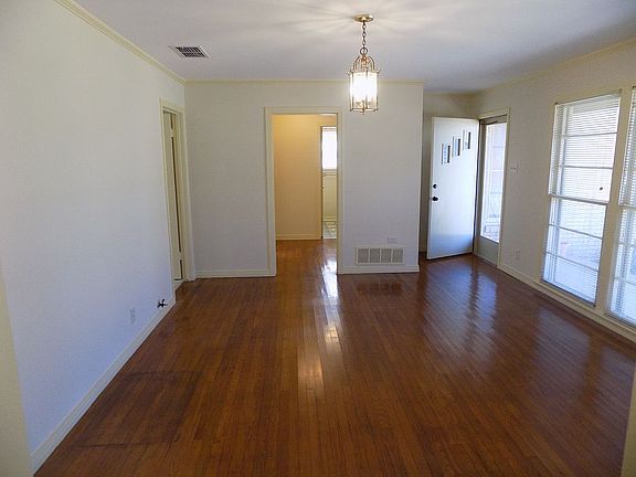 4th image of 410 Brown St
