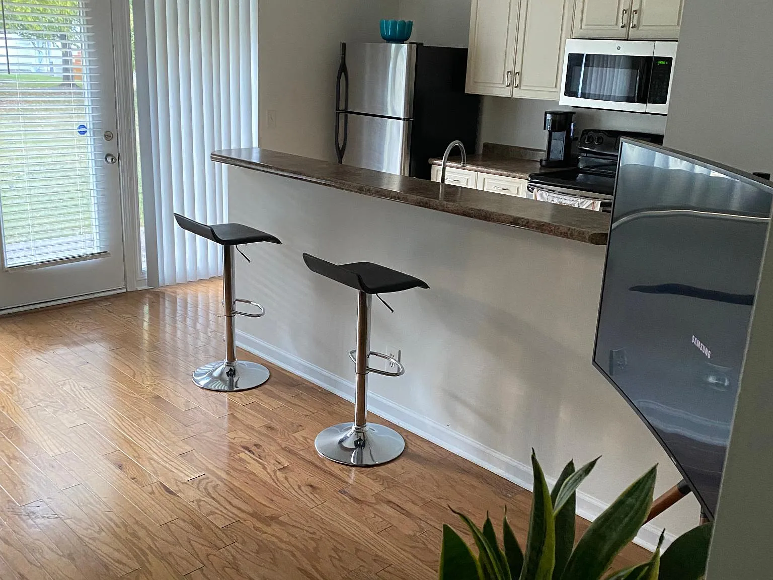 802 E Main St — Photo 3