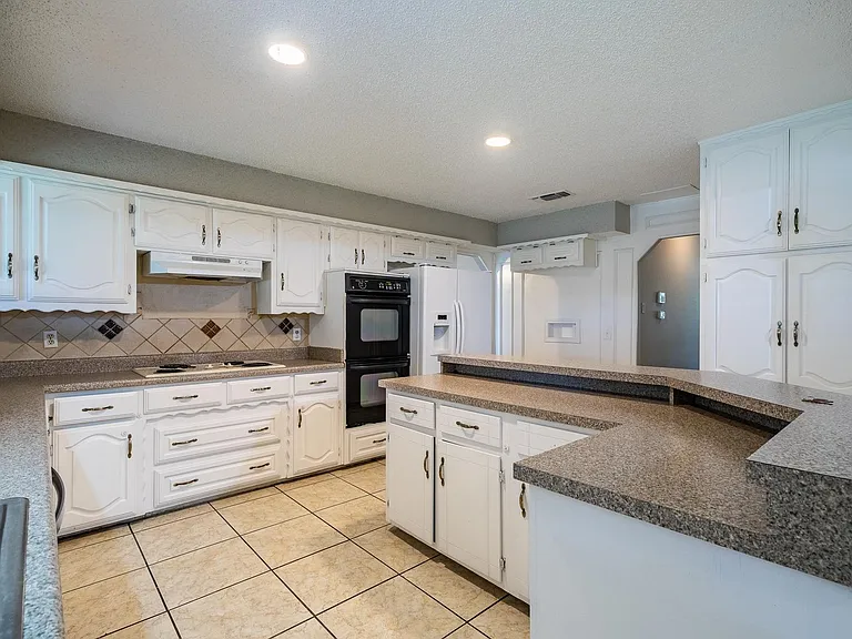 4212 Village Green Dr — Photo 8