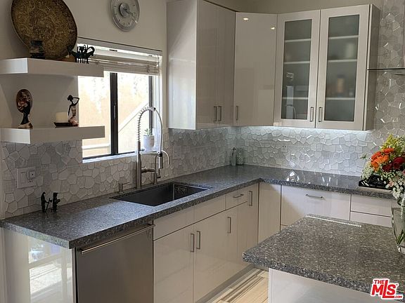 4th image of 720 N Huntley Dr #104