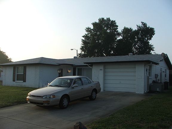 Garage w/ large driveway