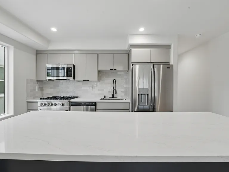 8236 1/2 Blackburn Ave — Photo 22