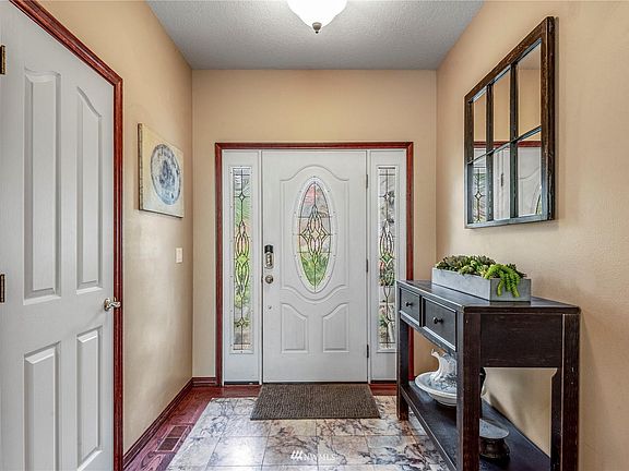 3rd image of 221 Saint James Pl