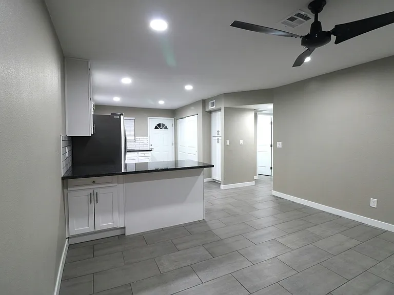 1 N Naco Way #1 — Photo 4