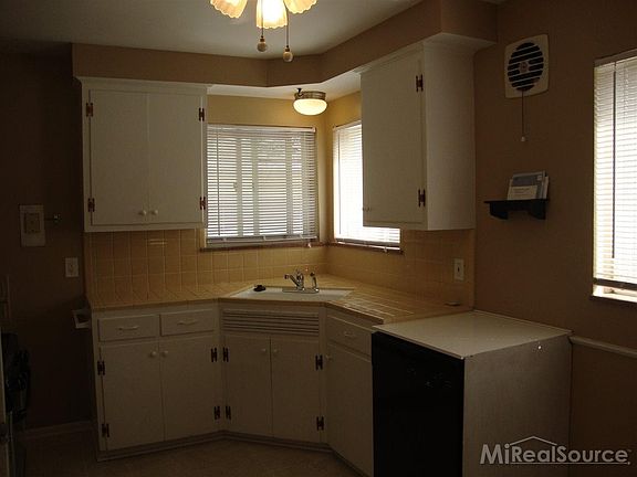 4th image of 10 Shiawasse Cir