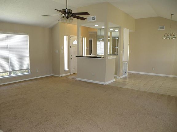 4th image of 634 W Castle Harbour Dr
