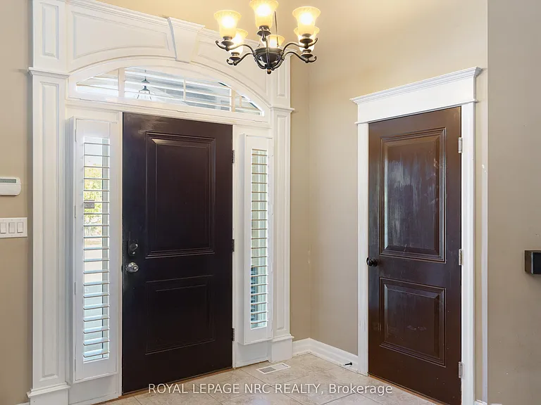 7 Sapphire Ct N — Photo 2