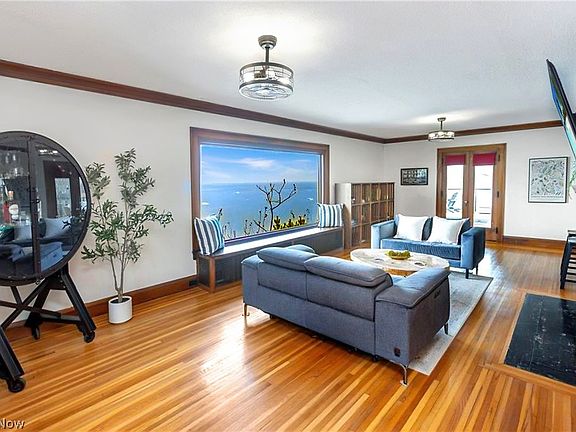 5th image of 1033 Summit Ave