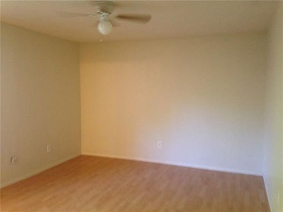 4th image of 315 Towne House Ln
