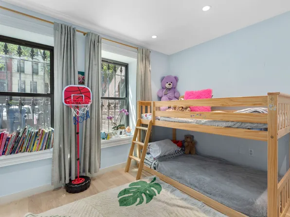 667 Putnam Avenue image 8 of 10