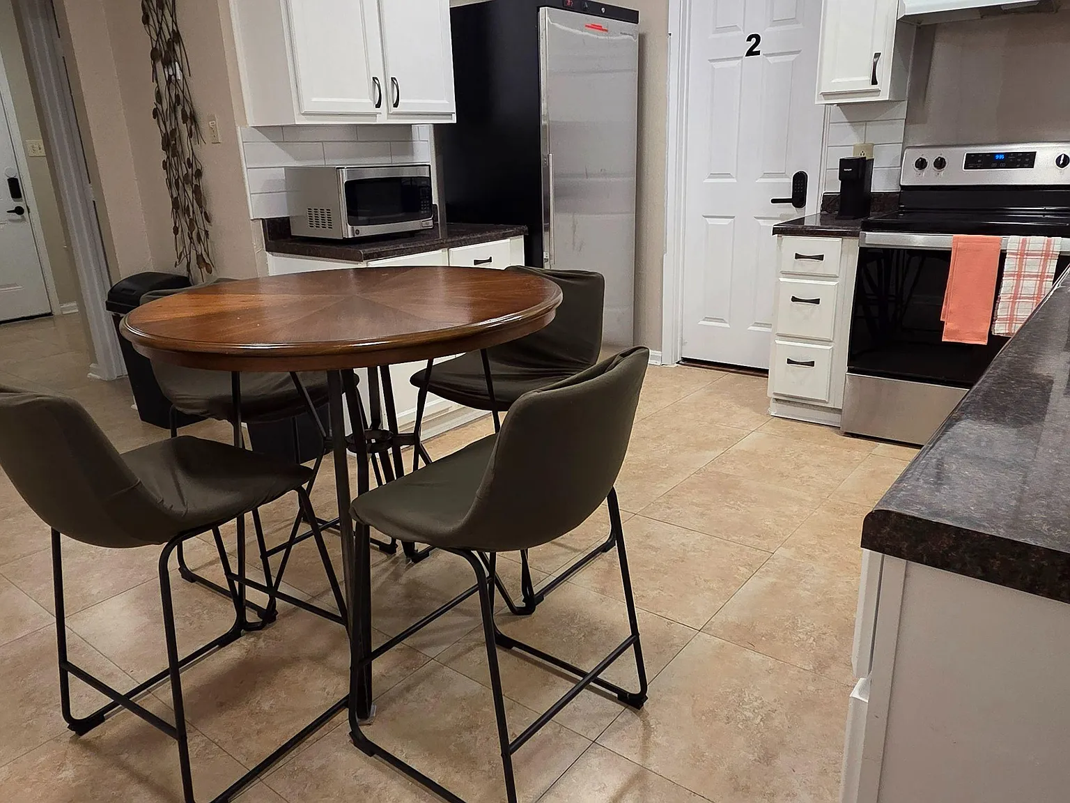 4 bed, 3.0 bath, 2300 sqft, $845 — Photo 3