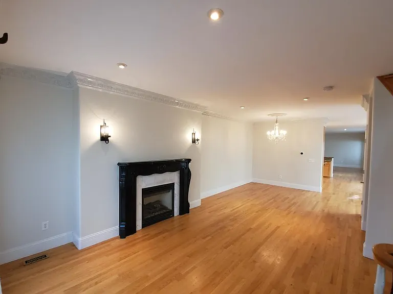545 Monroe St — Photo 15