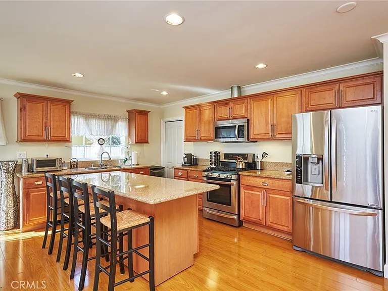 17827 Burbank Blvd — Photo 9