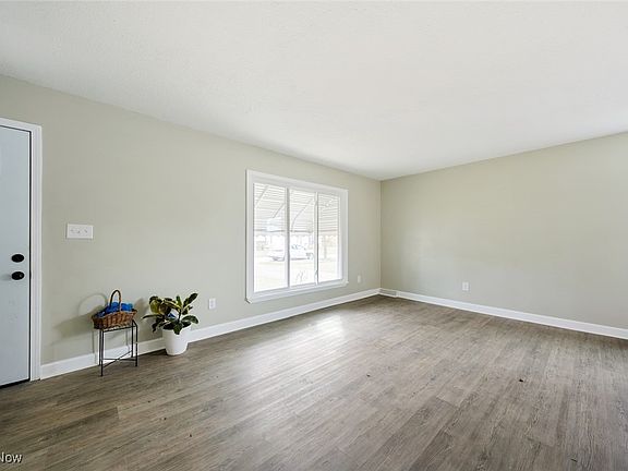 5th image of 26981 Drakefield Ave