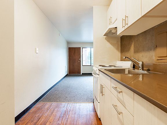 3rd image of 1120 NE 43rd St #1-205