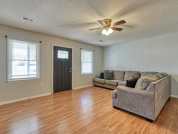 5th image of 102 Stoneledge Dr