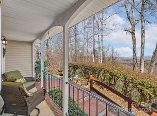 808 Summit Farm Ln, Hendersonville, NC 28739