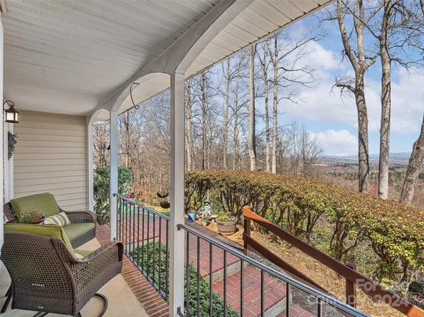 808 Summit Farm Ln, Hendersonville, NC 28739