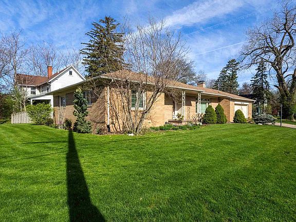 2nd image of 1906 Fernwood Ave