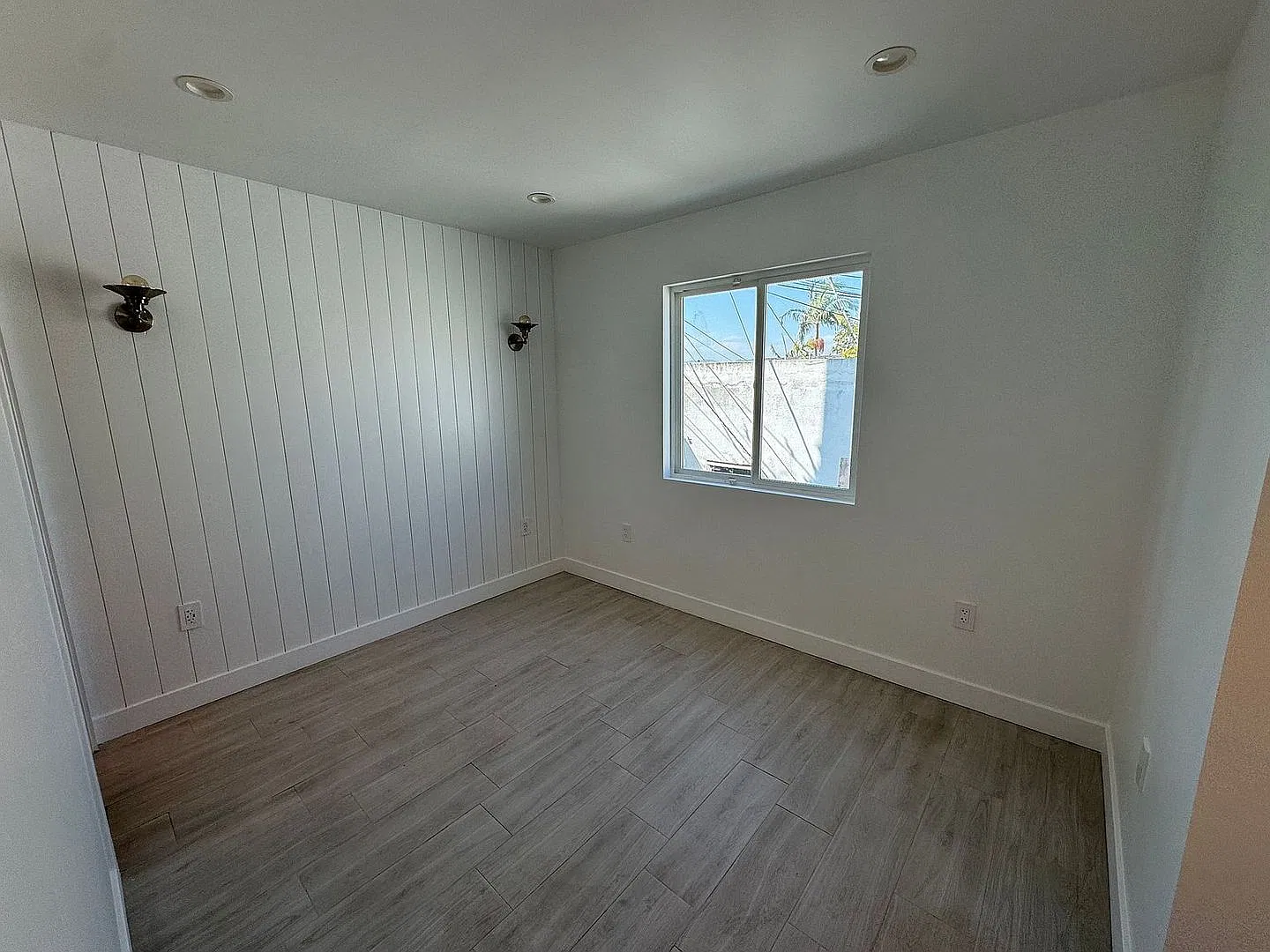 Modern 1-Bedroom Upper Unit in Boutique Mid-City Building — Photo 3