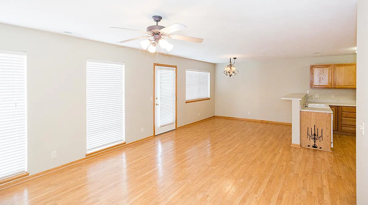 3 bed, 2.5 bath, 1739 sqft, $1,799 — Photo 3