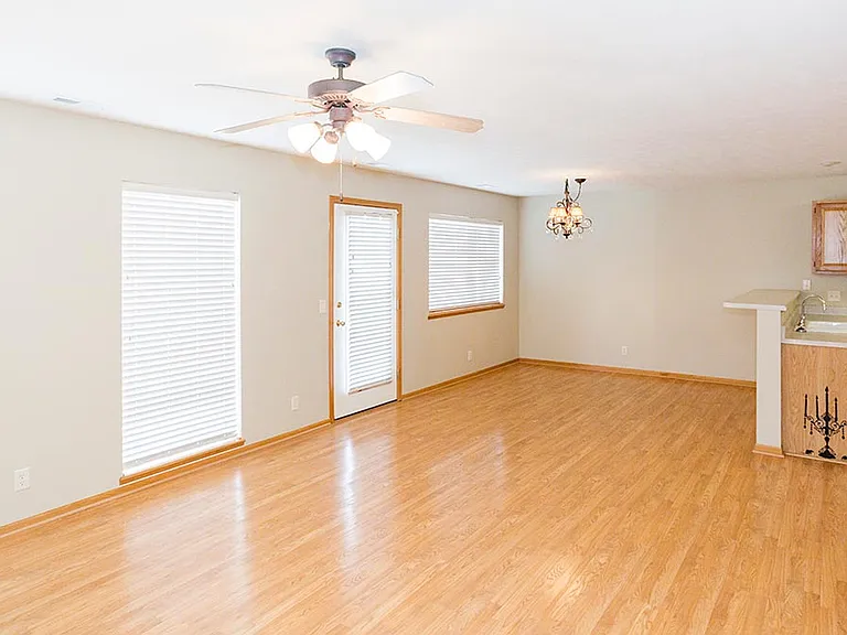 6910 Milan Dr — Photo 3